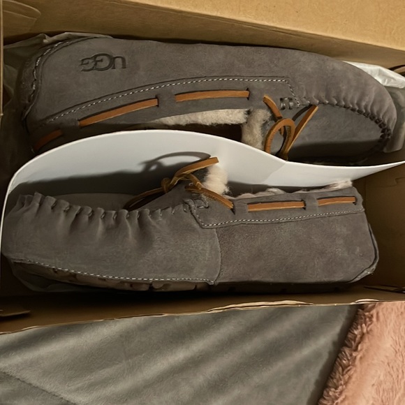 Brand new grey size 8 women’s Ugg Moccasins. They’re too tight for me - Picture 2 of 4